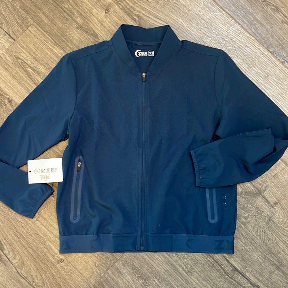Activewear Lightweight wind breaker style jacket!